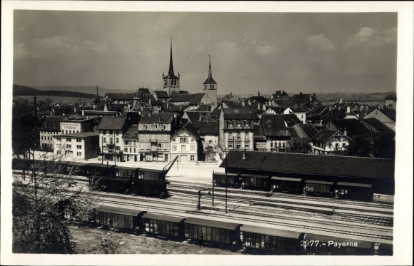 Ak Payerne Kt. Waadt Schweiz, Blick auf den Ort, Bahnhof, Gleisseite