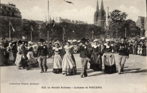 PC Pont Aven Finistère, La Gavotte Bretonne, Costumes, dancers in traditional costume