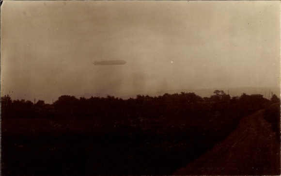 Ak Luftschiff Graf Zeppelin bei seinem Rheinlandbefreiungsflug