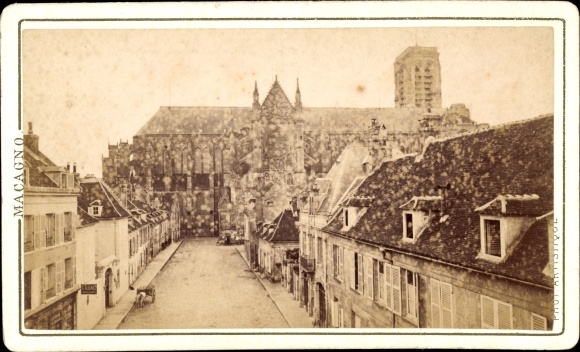 CdV Soissons Aisne, cathedral, street scene