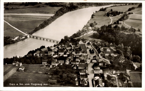 Ak Gars am Inn Oberbayern, Luftaufnahme von  Fluss, Brücke, grüne Wiesen