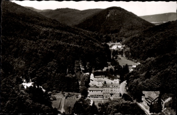 Ak Maikammer an der Weinstraße Pfalz, Landschaft mit Bäumen, Kurort im Tal,  Architektur