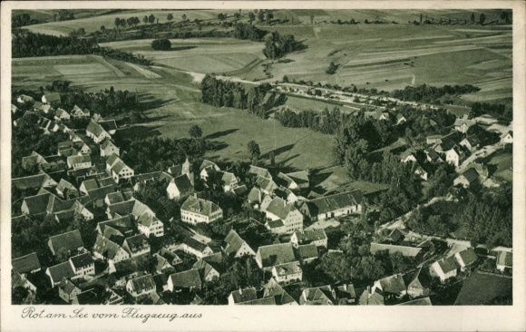 KP Rot am See Württemberg, widok z lotu ptaka na dachy wielu domów, tereny zielone, pola