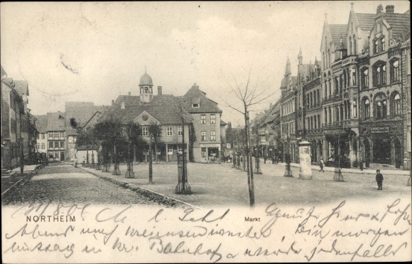KP Northeim w Dolnej Saksonii, rynek, sklepy, kolumna ogłoszeniowa