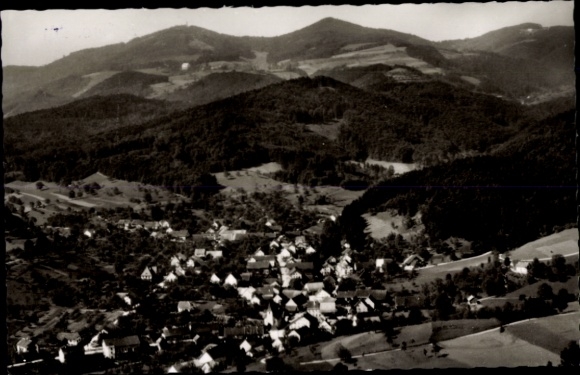 Ak Waldachtal im Schwarzwald, Landschaftsanblick mit Bergen, kleine Häuser und Dorfansicht