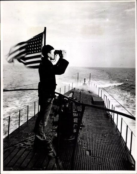Foto Amerikanisches Kriegsschiff, Marinesoldat mit Fernglas, Fahne