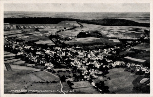 Ak Heidenheim am Hahnenkamm Mittelfranken, Luftaufnahme von Heidenheim, Landschaft, Gebäude, Flüs