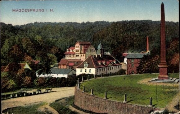 Ak Mägdesprung Harzgerode am Harz, Ansicht von  hügelige Landschaft, s Gebäude, Obelisk
