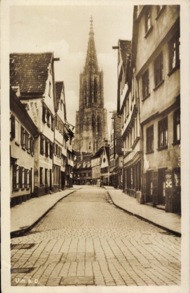 Ak Ulm an der Donau, Straße in  Ulmer Münster im Hintergrund,  Gebäude