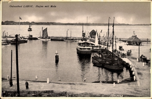 Postcard Ostseebad Laboe, harbor with pier, people on the pier, people on ships, two larger...