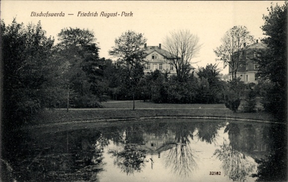 Ak Bischofswerda in Sachsen, Friedrich August-Park, Teich, Bäume, Häuser