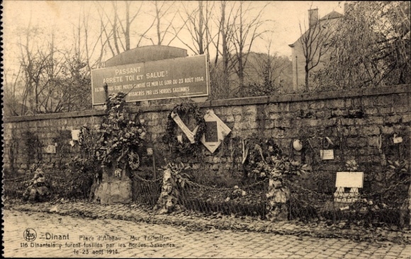 Ak Dinant Wallonië Namen, tekst op muur, bloemen en kransen, gedenkplaat, herdenking