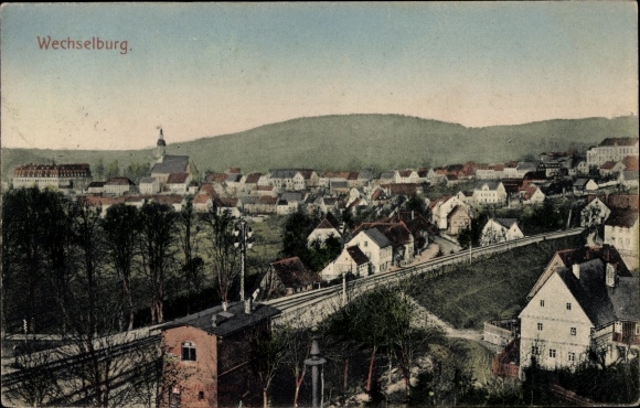 Ak Wechselburg in Sachsen, Blick auf den Ort, Bahnschienen