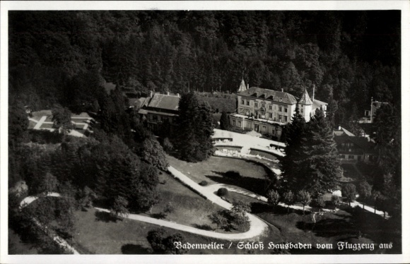 Ak Badenweiler im Schwarzwald, Luftaufnahme, Schloss Hausbaden, umgeben von Bäumen und Parkanlage