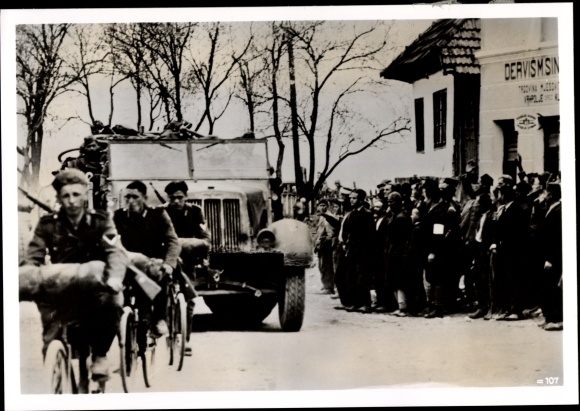 Photo Heinrich Hoffmann, Wehrmacht in a Bosnian village with a Turkish population, April 1941