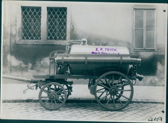 Photo Vienna, street cleaning vehicle