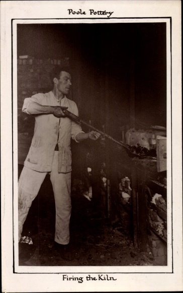 Postcard Poole South West England, Pottery, Firing the Kiln, Töpfer