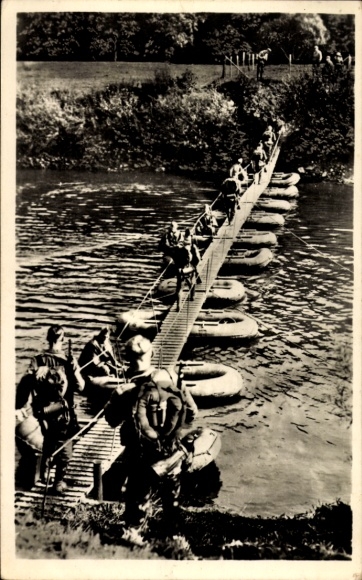 Ak Deutsche Wehrmacht, Pionierabteilung in Tätigkeit, Brückenbau
