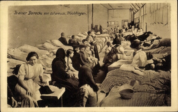 Postcard barracks for East Prussian war refugees, dormitory, women, children, East Prussian aid I. WW