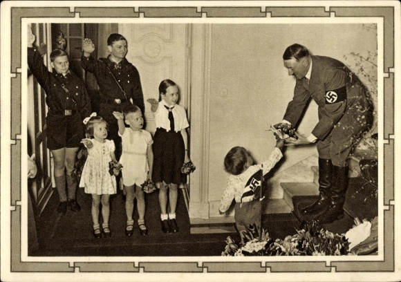 Ganzsachen Ak Kinder begrüßen Adolf Hitler, Blumenstrauß, Propaganda, Hitlerjugend, BDM