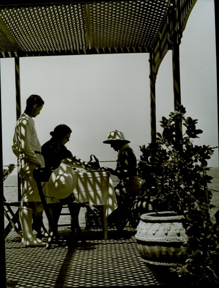 Photo Paul Wolff, Napoli Naples Campania, couple at table, vacation, waitress, sea view
