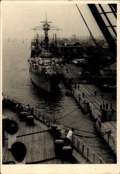 Foto Ak Deutsches Kriegsschiff, Leichter Kreuzer Emden, Reichsmarine