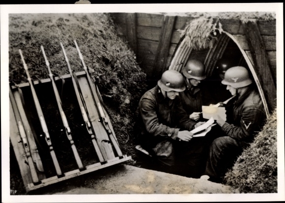 Photo Heinrich Hoffmann, Wehrmacht, soldiers reading the field post, December 1939