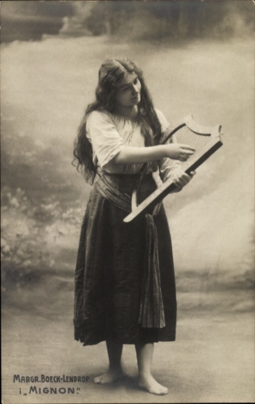 Postcard Opera Singer Margrethe Boeck Lendrop, Mignon, portrait with Harp