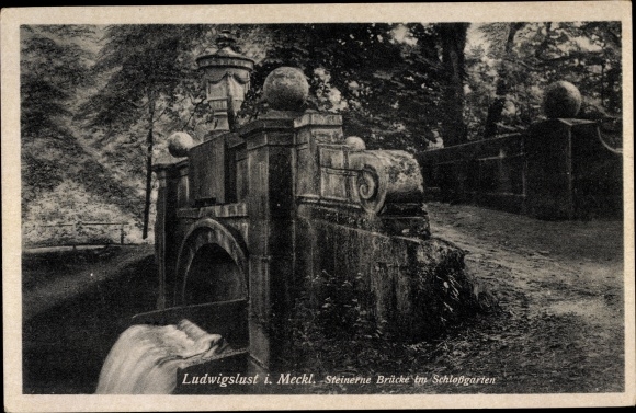 Postcard Ludwigslust in Mecklenburg Western Pomerania, stone bridge in the castle garden