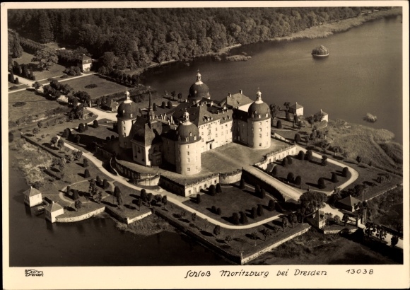 Ak Moritzburg in Sachsen, Schloss Moritzburg bei Dresden, Fliegeraufnahme, Hahn 13038