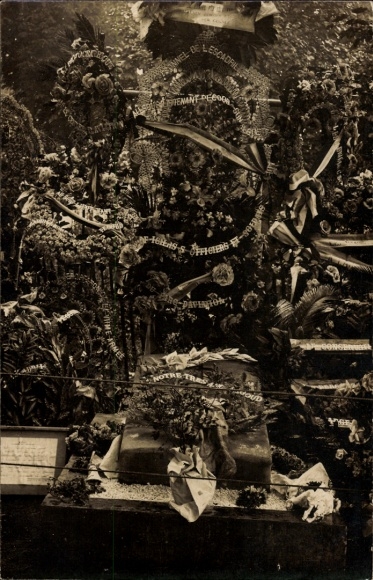 Photo Postcard Grave of a French pilot, soldier's grave