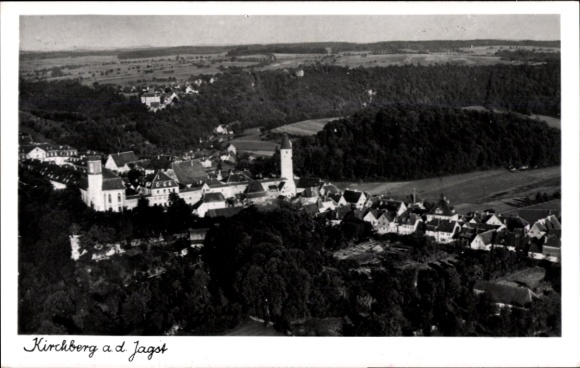 Ak Kirchberg an der Jagst, Luftaufnahme von Kirchberg,  Gebäude, Natur, Dorfansicht
