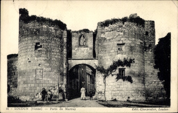 Ak Loudun Vienne, Porte du Martray, Stadtmauer, ein Mensch