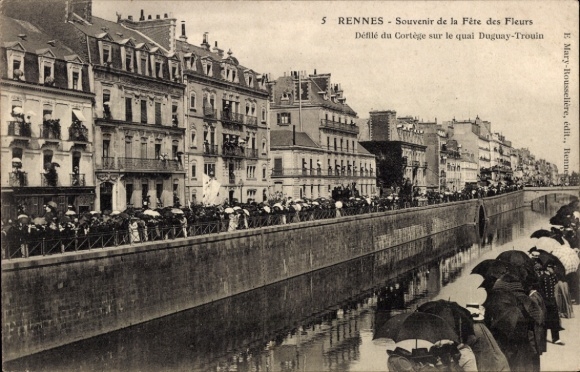 CPA Rennes Ille et Vilaine Bretagne, Défilé du Cortège sur le quai Duguay-Trouin, Fête des Fleurs