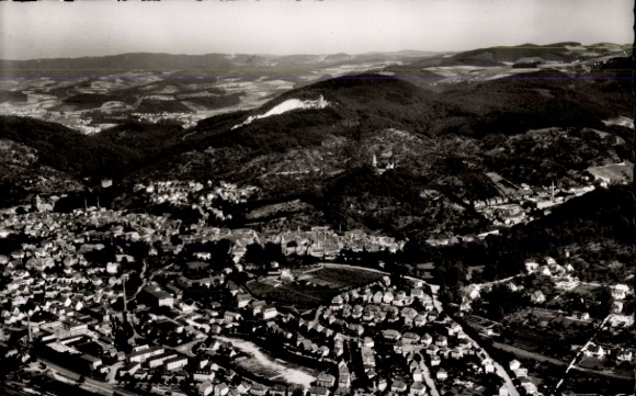 Ak Weinheim an der Bergstraße Baden, Luftaufnahme von Weinheim, Berge, Fluss, Stadtansicht