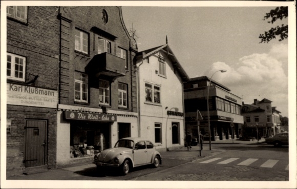 Foto Ak Ahrensburg in Holstein, VW Käfer am Geschäft