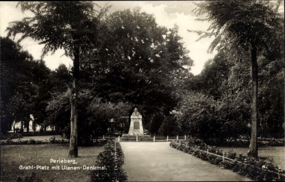Postcard Perleberg in der Prignitz, Grahl Square with Uhlan Monument, park view, historical PC