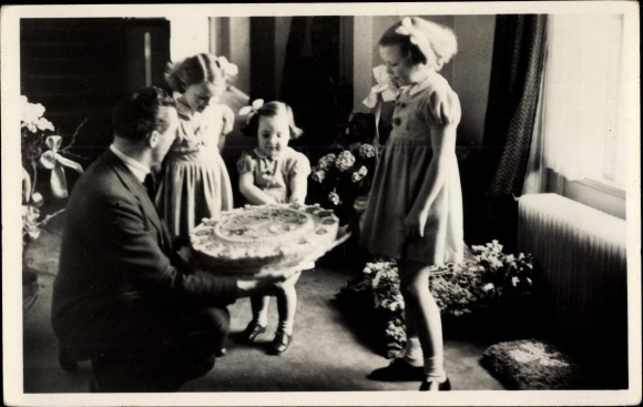 Postcard Dutch royal family, cake for the birth of Princess Marijke 1947, Beatrix, Irene