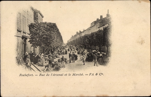 Postcard Rochefort en Yvelines, Rue de l'Arsenal and the market