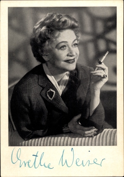Postcard actress Grethe Weiser, portrait, cigarette, autograph