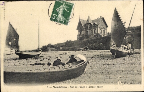 Postcard Veulettes Seine Maritime, Plage a Maree Basse, boats on land