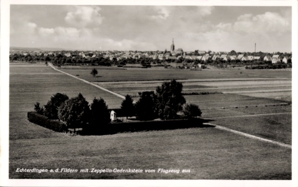 Ak Echterdingen auf den Fildern, Fliegeraufnahme, Zeppelin-Gedenkstein