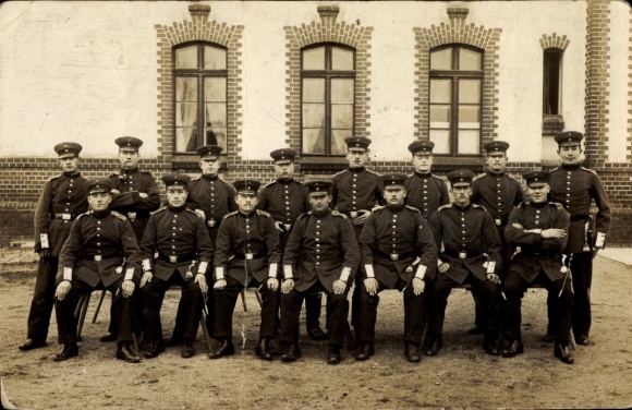 Foto Ak Braunsberg, Ostpreußen, Deutsche Soldaten in Uniform