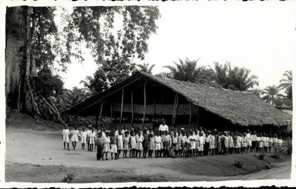 9 oude foto's Kameroen, school in Bassa, diverse uitzichten