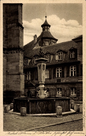 KP Ansbach w środkowej Frankonii, Bawaria, fontanna, zabytkowa architektura, część budynku po lewej, dach...