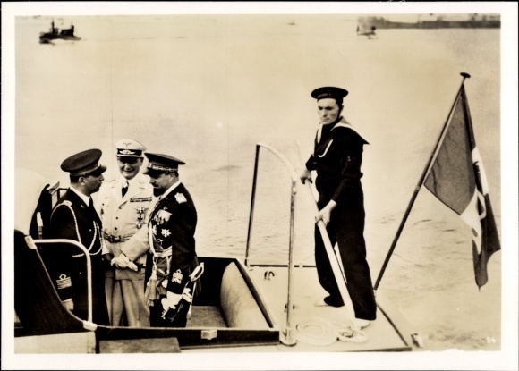 Foto H. Hoffmann, Tripolis Libyen, Göring mit dem libyschen Marschall Balbo bei Rundfahrt im Hafen