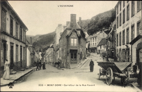 Postcard Le Mont Dore Puy de Dôme, Favard Street with wagon