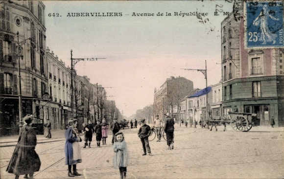 Ak Aubervilliers Seine Saint Denis, Avenue de la République, Personen auf der Straße,  Szenerie