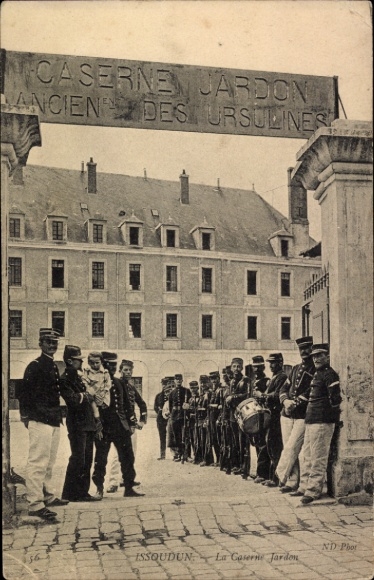 Postcard Issoudun Indre, Caserne Jardon, military parade, soldiers' uniforms, buildings
