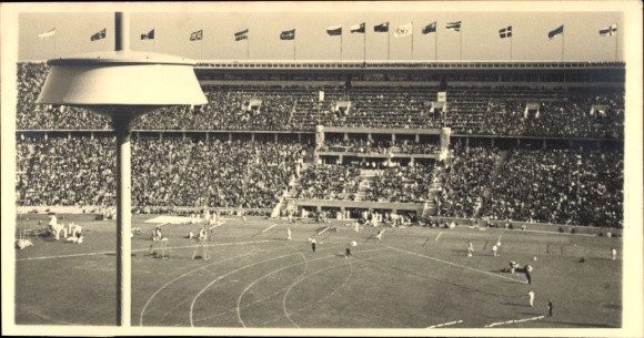 Foto Ak Olympische Spiele Berlin 1936, Olympiastadion, Innenraum, Zuschauertribünen, Flaggen